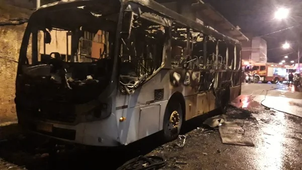 Criminosos incendeiam ônibus no DF