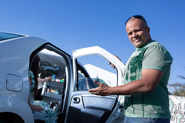 Motorista de Uber do DF faz sucesso com carro cheio de mimos