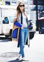 A combinação de jeans e camiseta não precisa ser sem graça - imagem 3