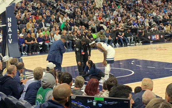 Mulher se cola à quadra em protesto durante jogo de repescagem da NBA
