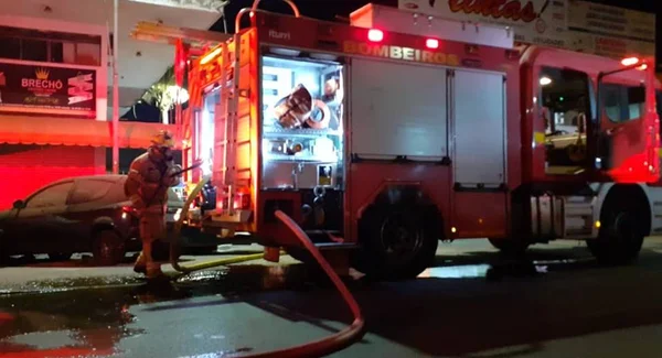 Bombeiros debelam fogo no Cruzeiro Center