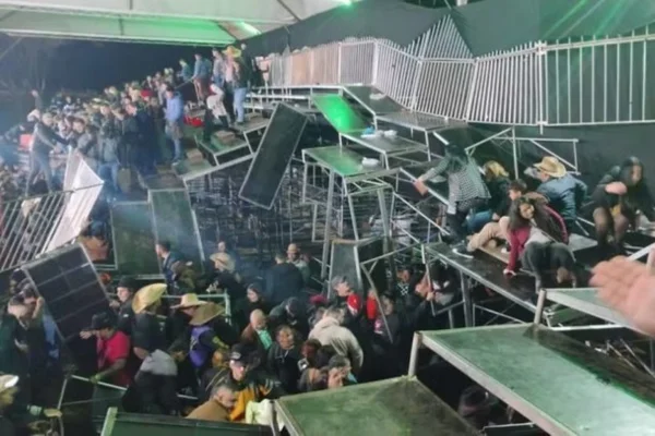 Imagem colorida de arquibancada desabada durante rodeio em SP