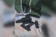 Duas armas e quatro carregadores foram apreendidos pela Polícia Civil, que investiga o caso. Duas armas e quatro carregadores foram apreendidos pela Polícia Civil, que investiga o caso.