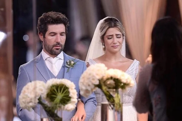 Filha de Leonardo se casa com Sandro Pedroso, mas cantor não comparece