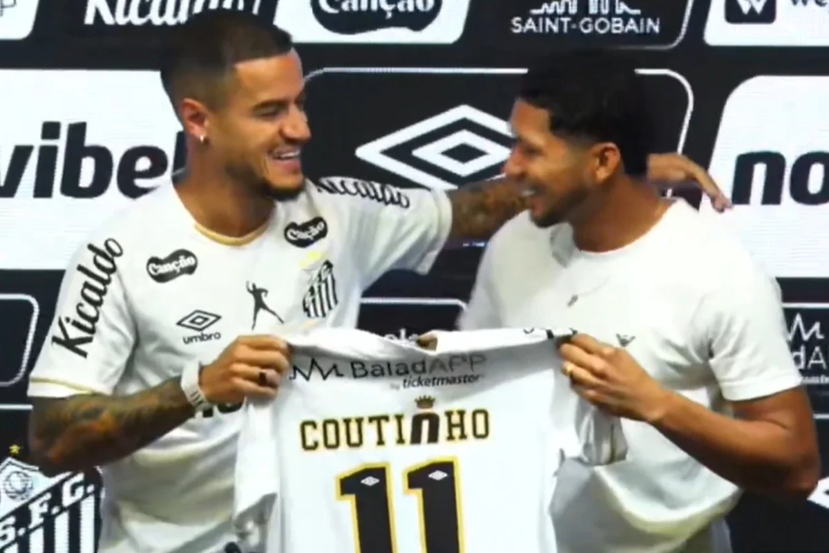 Rony entregando a camisa 11 ao Coutinho Rony entregando a camisa 11 ao Coutinho