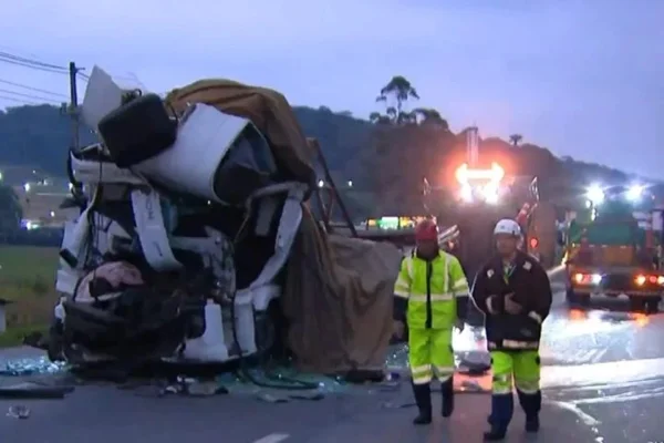 Imagem colorida de um caminhão destruído após acidente
