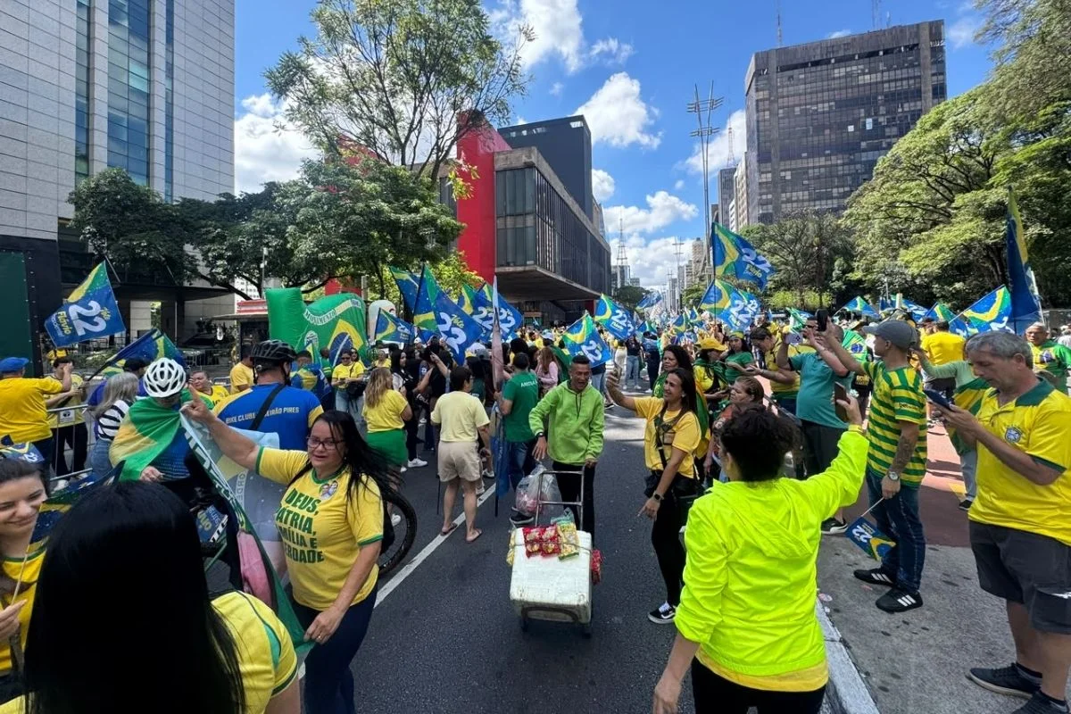 Flávio Bolsonaro chega na Avenida Paulista e cumprimenta apoiadores em ato - imagem 4 Flávio Bolsonaro chega na Avenida Paulista e cumprimenta apoiadores em ato - imagem 4