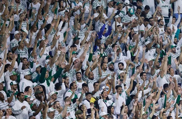 Torcida do Palmeiras protesta: “Vendeu o Scarpa e comprou um avião”