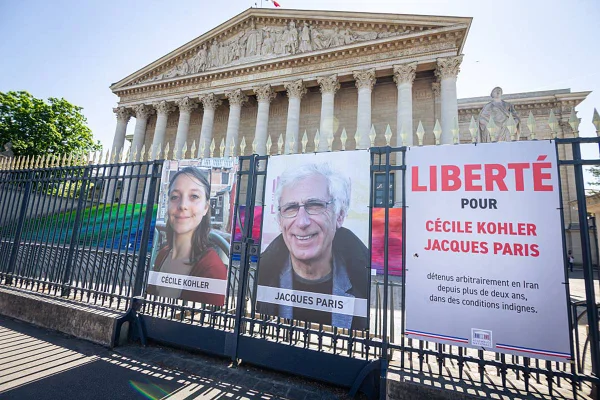 imagem colorida casal frances libertado apos ficar preso tres anos no irã