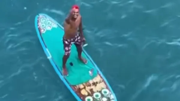 Homem usa prancha para remar até cruzeiro de Neymar