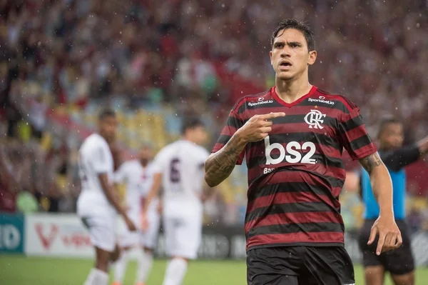 Seis times europeus demonstram interesse em Pedro, do Flamengo