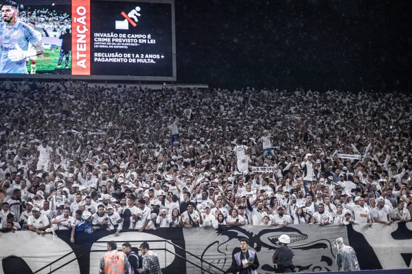Imagem colorida torcida do Santos - Metrópoles