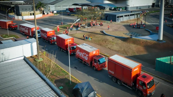 A fotografia mostra a operação industrial da companhia, ressaltando tecnologia, segurança e a escala de produção que conecta a marca a milhões de consumidores diariamente.