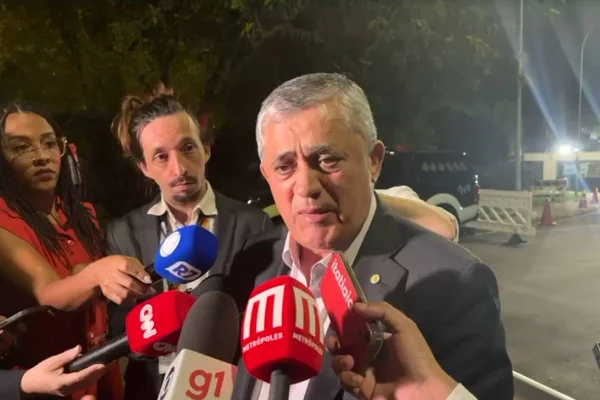 Imagem colorida do deputado José Guimarães