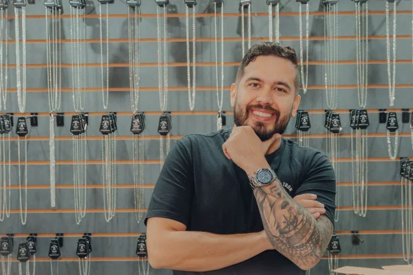 Na imagem com cor, o empresário Murillo Carizzo que fatura milhões após a prisão - Metrópoles