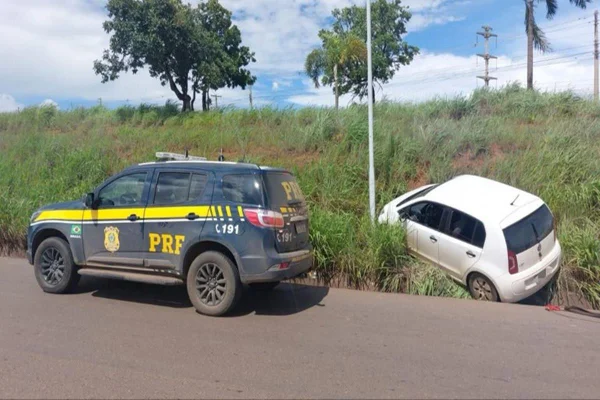 Foto colorida de carro em buraco
