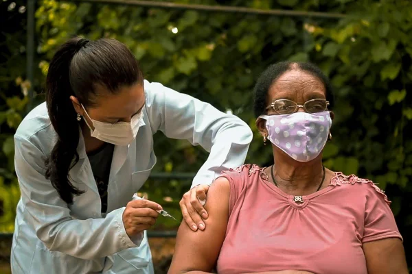 Primeira goiana vacinada recebe a segunda dose da vacina contra a covid-19