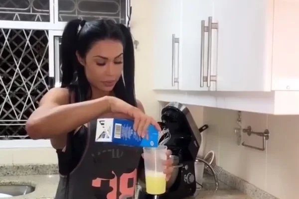 Gracyanne Barbosa tenta ensinar receita fitness, mas dá tudo errado