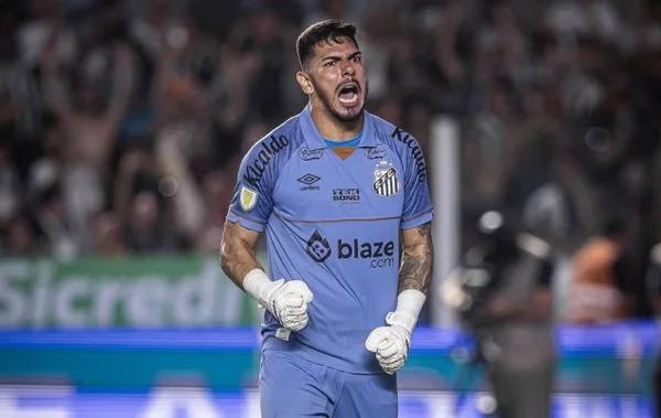 Joâo Paulo comemora classificação do Santos