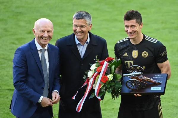 Lewandovski recendo homenagens