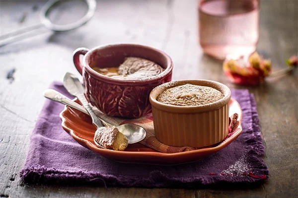 Bolinho cremoso de doce de leite na xícara