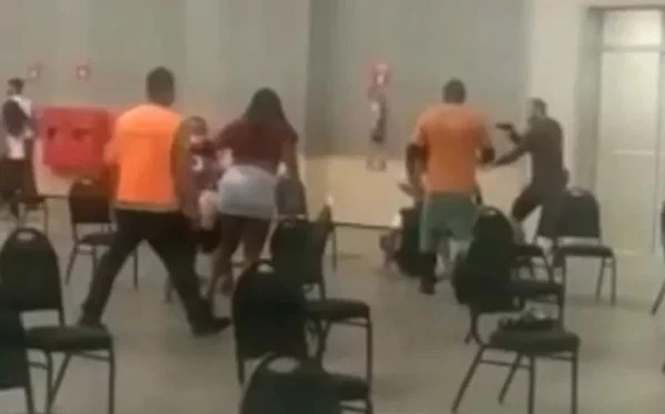 Fura-fila: homem saca arma em briga durante vacinação no Ceará. Vídeo