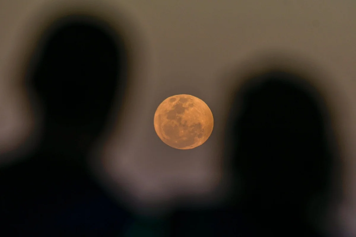Lua de Morango ilumina o céu do DF com tons alaranjados nesta segunda