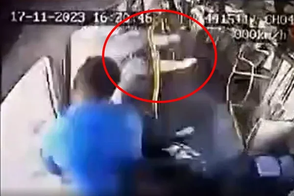 Vídeo mostra mulher sendo arremessada de ônibus atingido por trem