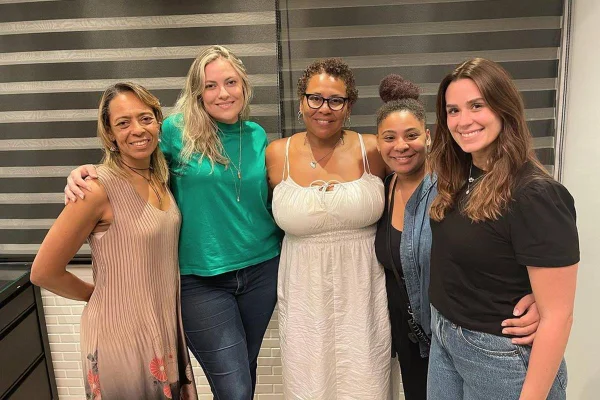 Filhas de Pelé juntas sorriem para foto. As irmãs farão homenagem tatuando frases do pai, morto no final do ano passado - Metrópoles