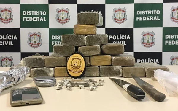 Mulher é presa por ajudar filho na venda de drogas a alunos no DF