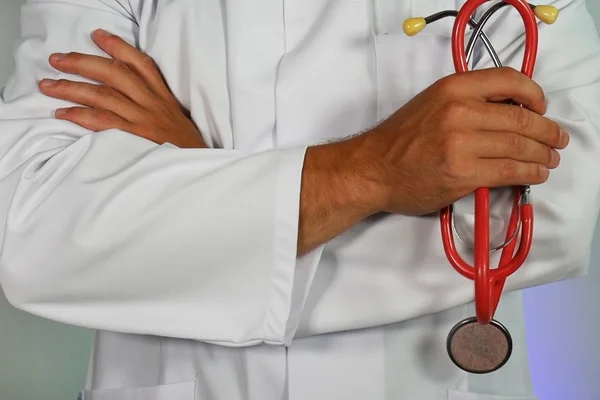 médico braços cruzados