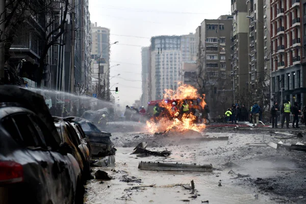 Imagem colorida mostra destruição na capital da Ucrânia após ataque da Rússia - Metrópoles