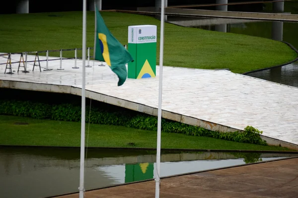 Réplica da Constituição colocada em frente ao Congresso Nacional