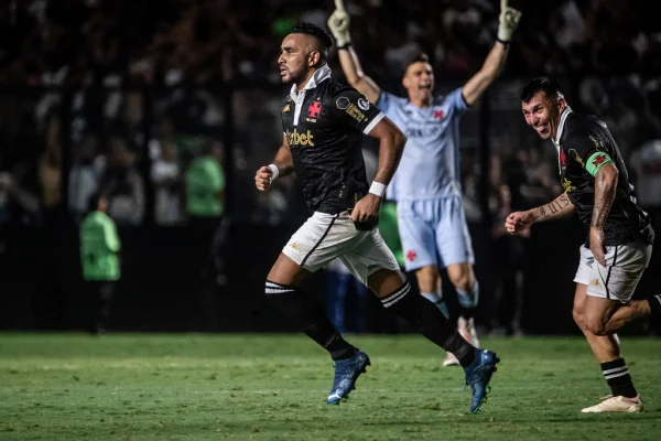 Imagem colorida de Payet e Medel, pelo Vasco