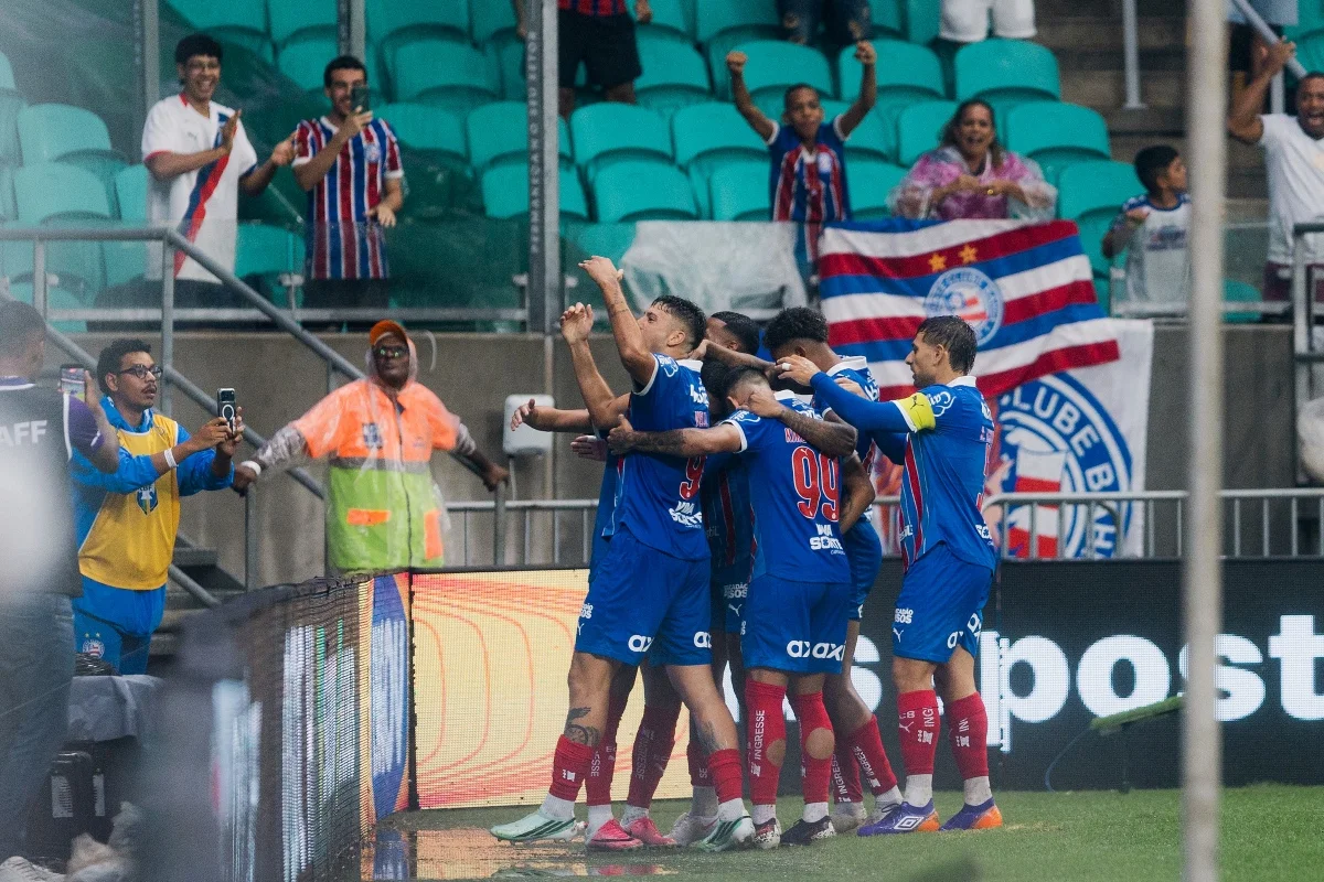 Jogadores do Bahia comemoram gol diante do São Paulo Jogadores do Bahia comemoram gol diante do São Paulo