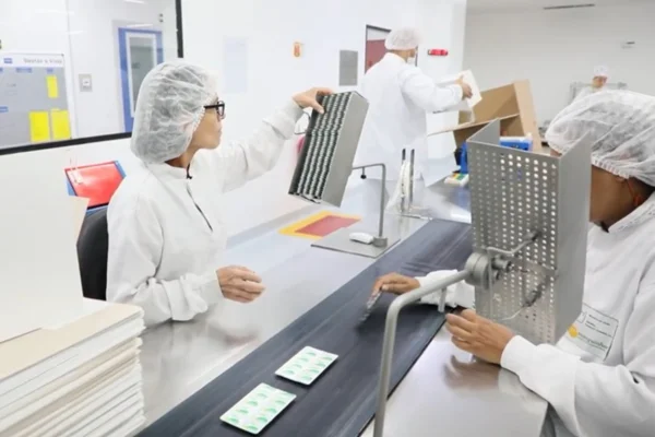 Foto colorida de ciientistas reazliando a produção de imunossupressor - Metrópoles.
