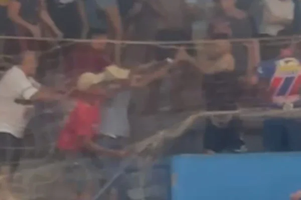 Imagem de vídeo com policial puxando a arma