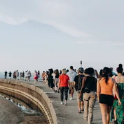 Scream Club Chicago, grupo de pessoas gritando à beira lago nos EUA
