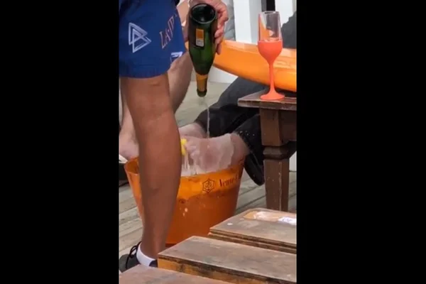 Milionário brasileiro compra champagne e manda garçom lavar seus pés