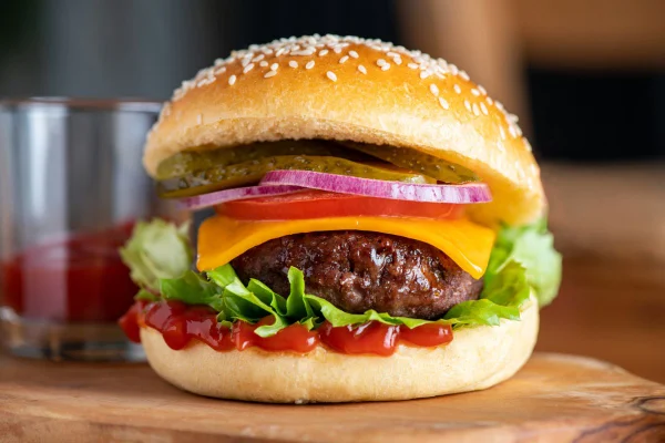 hamburguer com carne, queijo, alface e cebola