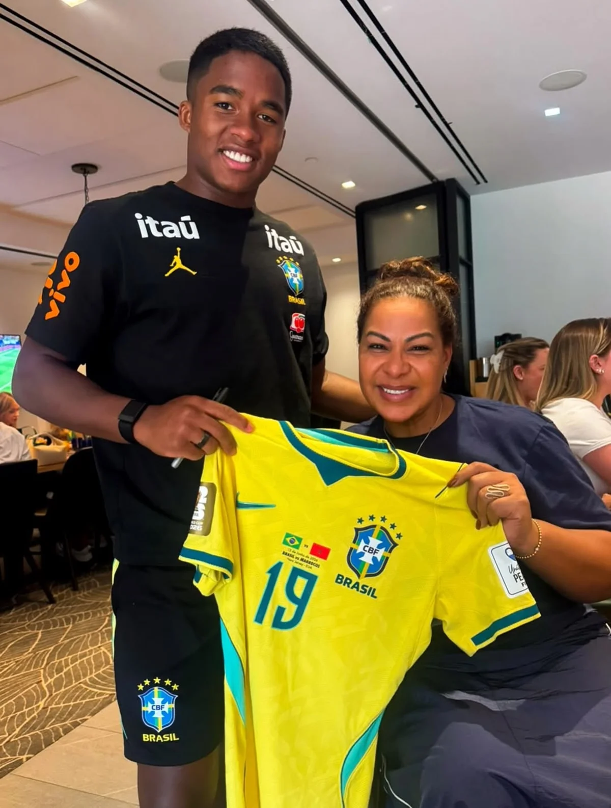 Mãe de Endrick reencontra craque e acompanha treino da Seleção nos EUA - imagem 5 Mãe de Endrick reencontra craque e acompanha treino da Seleção nos EUA - imagem 5