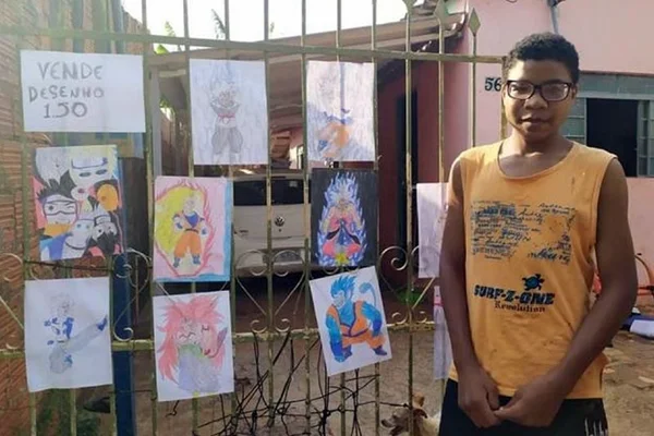 Menino que vende desenhos na porta de casa recebe ajuda internacional