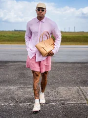 O cantor mistura elementos preppy com a moda urbana O cantor mistura elementos preppy com a moda urbana