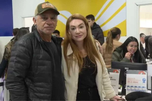 Médica Juliana Chiumento ao lado do pai