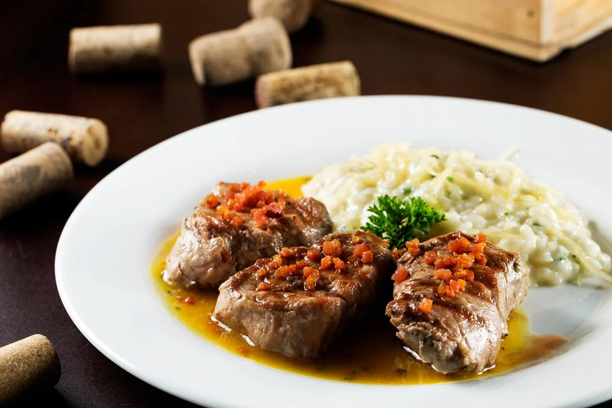 Ticiana Werner - Entrada: buffet de saladas (almoço) e buffet de antepastos (jantar) – à vontade
Prato principal: Filé Suíno Aromático (filé mignon suíno grelhado ao molho de laranja com melado, bacon e especiarias. Acompanha risoto de parmesão italiano)
Valor: R$ 49,00.
Horário de funcionamento: almoço e jantar de segunda a sábado das 11h30 às 23h30
Endereço: CLS 201 - Bloco C - Loja 11 - Asa Sul Ticiana Werner - Entrada: buffet de saladas (almoço) e buffet de antepastos (jantar) – à vontade
Prato principal: Filé Suíno Aromático (filé mignon suíno grelhado ao molho de laranja com melado, bacon e especiarias. Acompanha risoto de parmesão italiano)
Valor: R$ 49,00.
Horário de funcionamento: almoço e jantar de segunda a sábado das 11h30 às 23h30
Endereço: CLS 201 - Bloco C - Loja 11 - Asa Sul