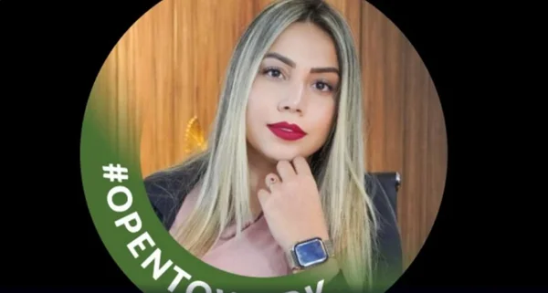 Mulher loira de batom