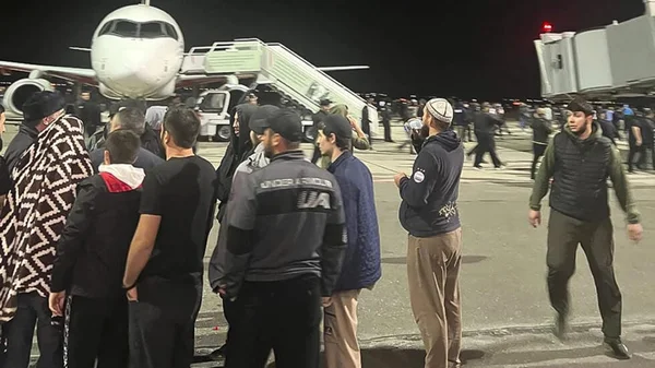 O aeroporto de Makhachkala, capital do Daguestão, durante invasão na noite de domingo, 29 de outubro, por uma multidão hostil a Israel, aparentemente à procura de passageiros vindos de Tel Aviv.