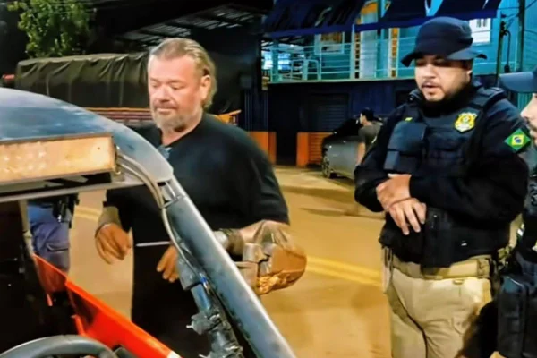 Richard sendo abordado pela PRF