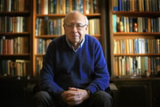 Luis Fernando Veríssimo posa na biblioteca Luis Fernando Veríssimo posa na biblioteca