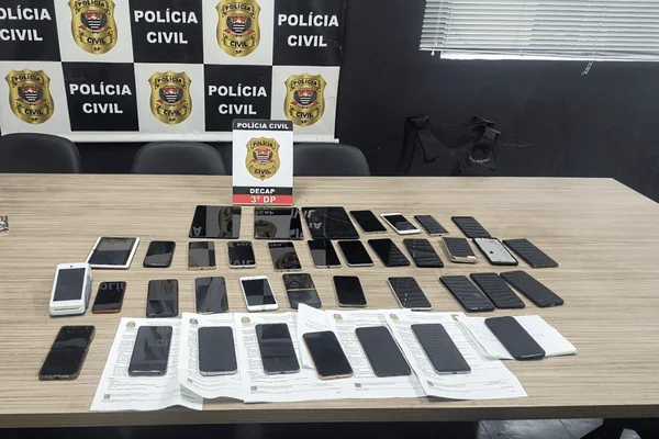 Imagem colorida de celulares recuperados pela Polícia Civil - Metrópoles